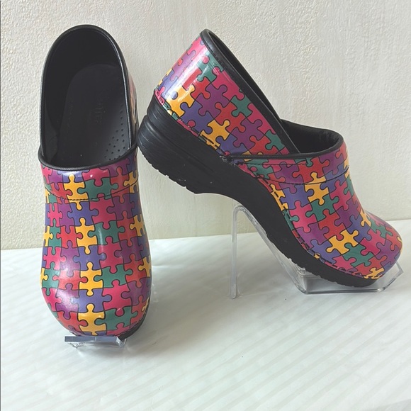 Sanita Shoes - Women’s Sanita Professional Aspire Patent Clogs for Autism Awareness 40